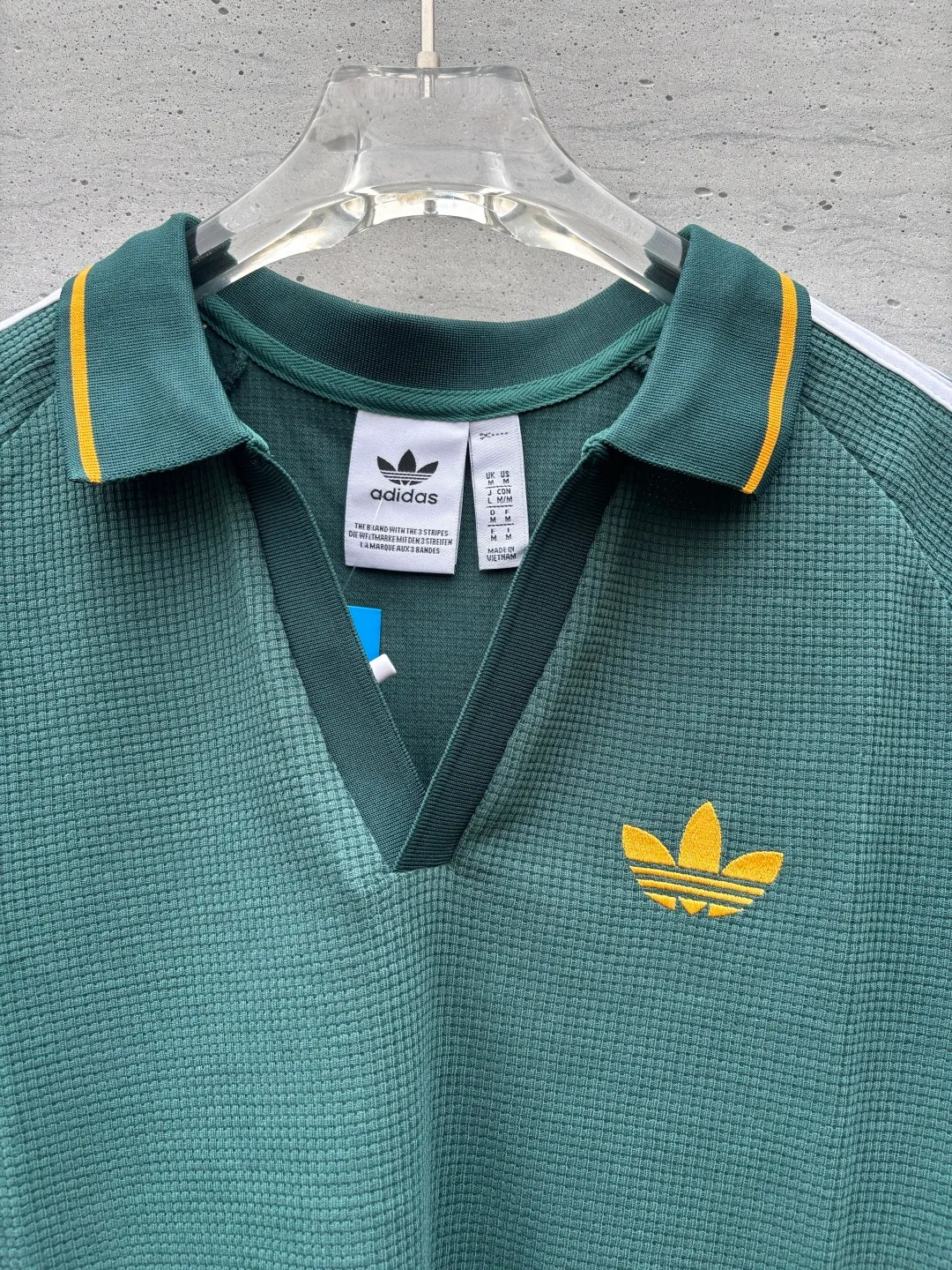 Chip version 𝟬𝟱𝟰𝟰𝟳# Exclusive real shot/difference between various stolen pictures and online picture versions on the market [𝗔𝗱𝗶𝗱𝗮𝘀Adidas clover chest embroidery for men and women Same Style𝗩 collar short sleeves] ✅Full set of 1:1 customized accessories ➕Customized three-label ➕𝗬𝘂𝗮𝗻 version hang tag ➕𝗹𝗼𝗴𝗼 packaging bag🔥 ➕Scan the tag to enter the official website. ✅Top Original version, ins Xiaohongshu Dewu Kuaishou and many bloggers wear it. ✅Adidas is a rare V-neck with no buttons, personalized setting and generous temperament, showing the elegance at a glance. ✅Three standards are customized with 270g waffle original Authentic custom-made imported fabrics for the watch, and the overall tailoring adopts three-dimensional structure tailoring! Ergonomically designed, more flexible when wearing! The cut is streamlined and streamlined, allowing you to move flexibly with your body! Integrates functionality, beauty and durability! Suitable for business, travel, leisure and many other occasions! ⭕The high version of the best products🐮is different from the junk products in the market🗯️The same picture but different prices means different versions. ❌Don’t be fooled by the same copywriters and pirated pictures from outside that mix and distribute high-luxury pictures at low prices. After comparing the quality, you will know where the gap is. Don’t lie. I don’t guarantee that my products are the cheapest, but I definitely guarantee that they are worth every penny of your hard-earned money! ‼ ️We don’t slash prices or lower prices, we supply products with care and only make high-end versions!!! Breasts Jimei must see the details of my home clearly, the pictures of my home are all real photos taken by the owner ❤️ Color: Green Size S-XXL